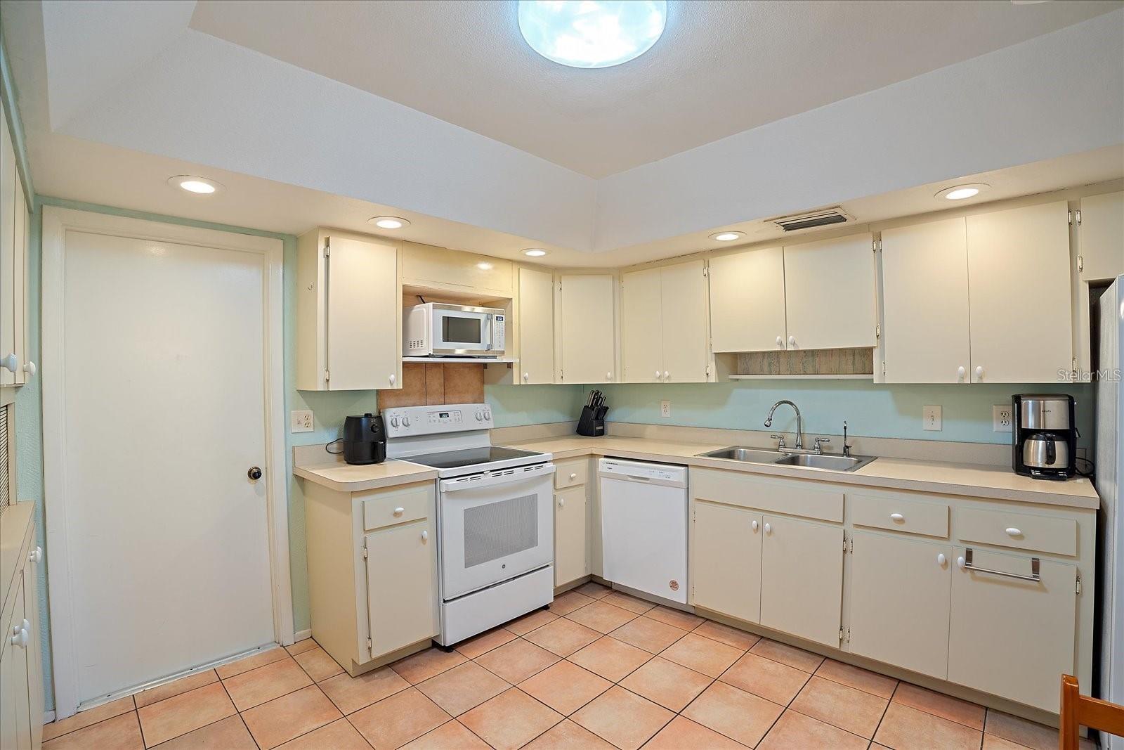 6948 Country Club Unit V-81, Sarasota, FL 34243
