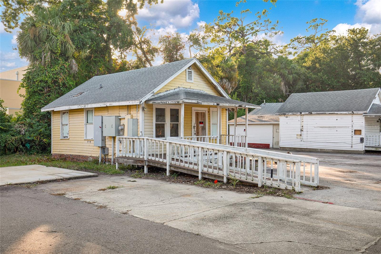 1042 Dixie, New Smyrna Beach, FL 32168