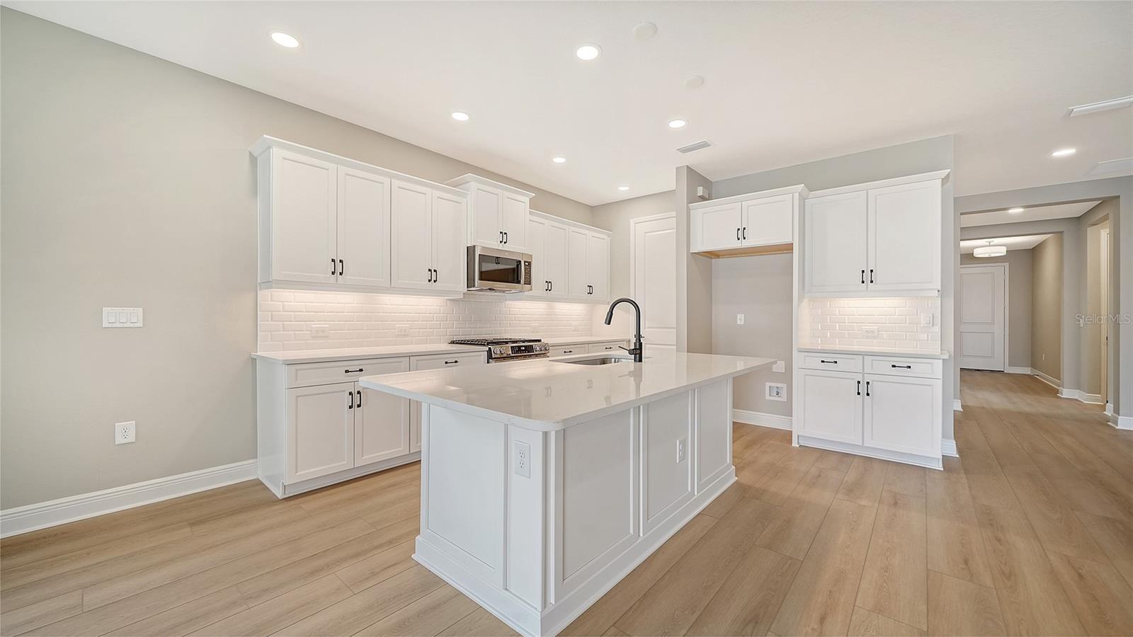8071 Anthirium, Sarasota, FL 34240