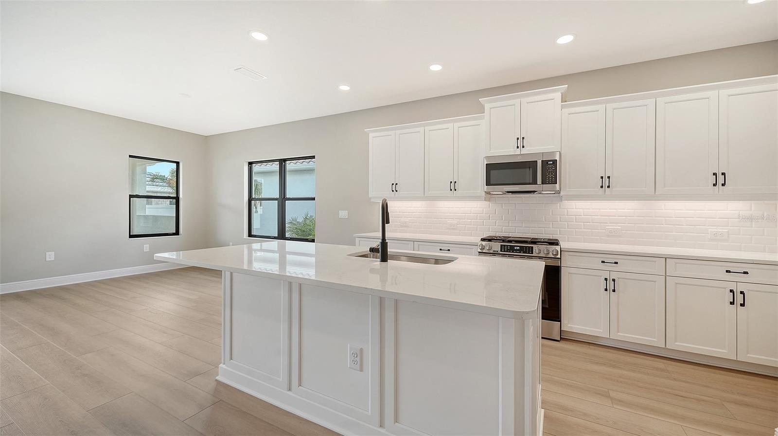 8071 Anthirium, Sarasota, FL 34240