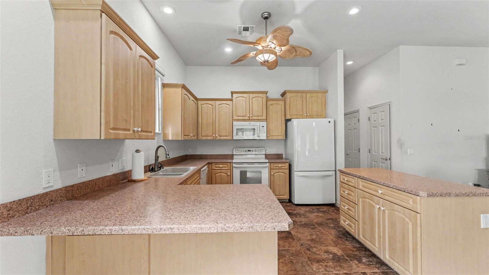1239 Motorcoach, Polk City, FL 33868