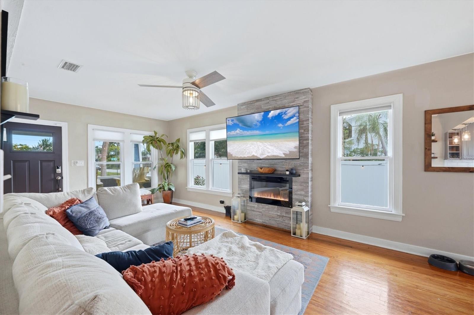 2363 4th, St Petersburg, FL 33713