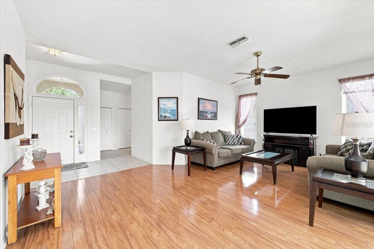 4002 2nd Dr NE, Bradenton, FL 34208
