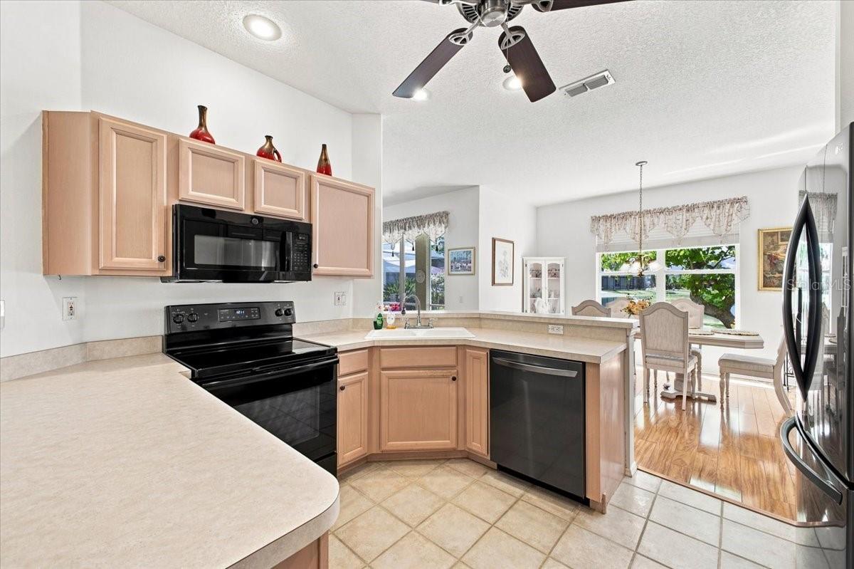 4002 2nd Dr NE, Bradenton, FL 34208