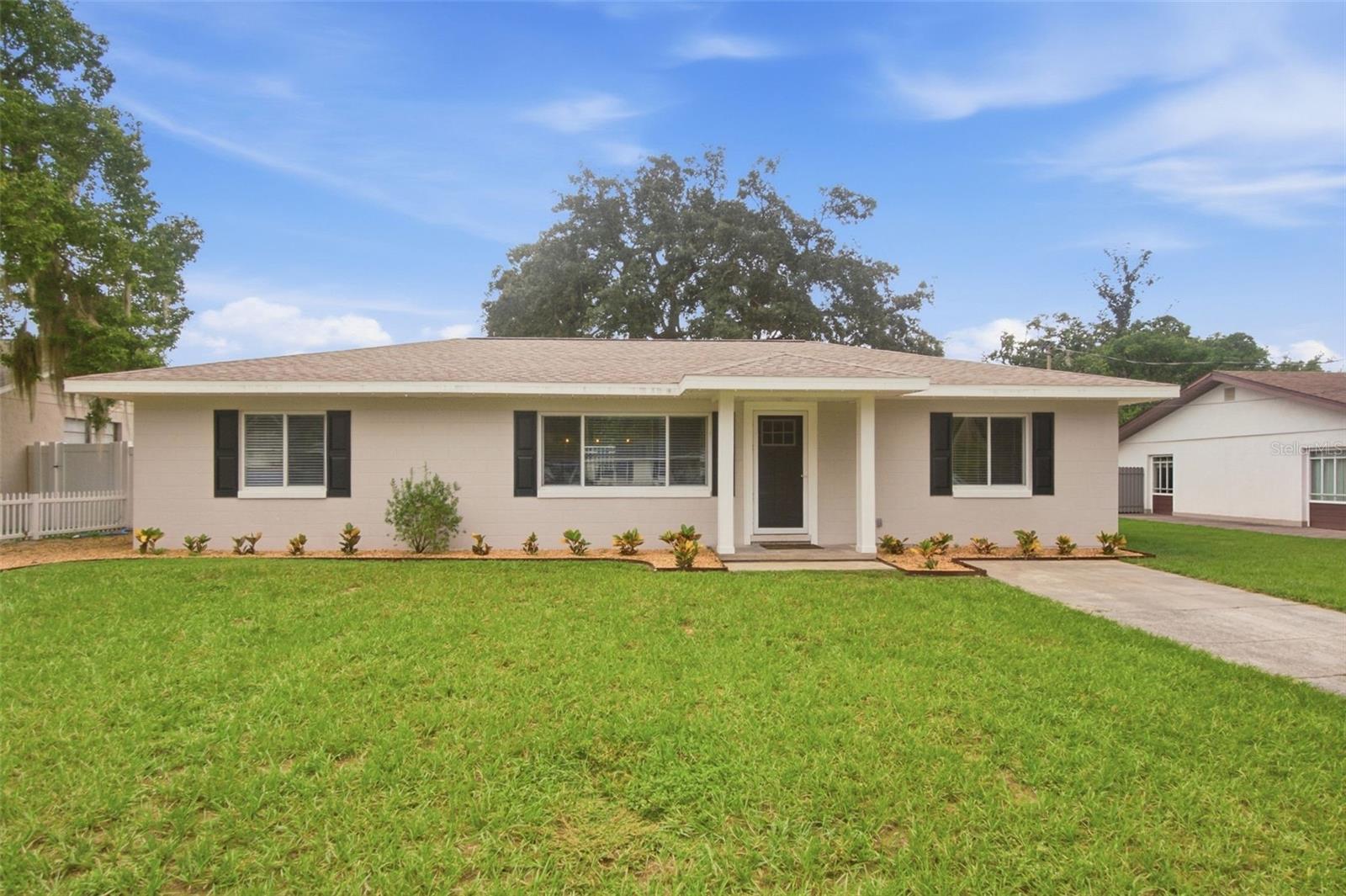 930 Dora, Tavares, FL 32778